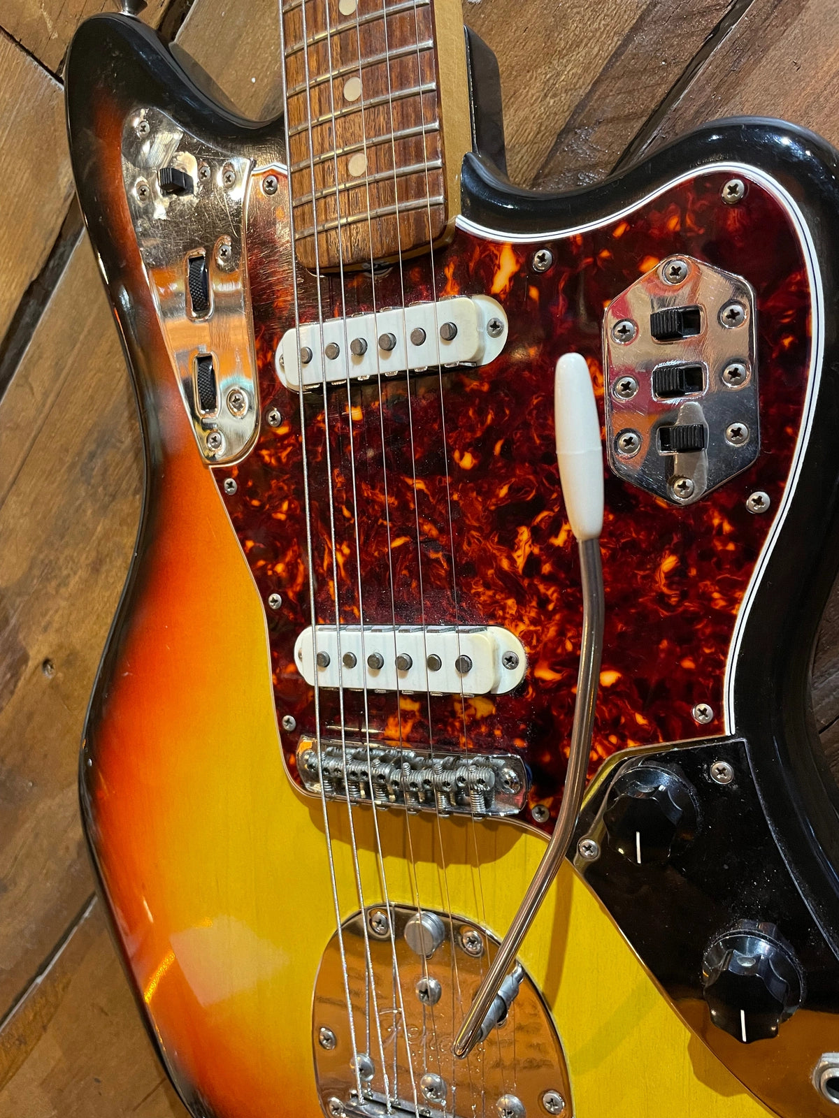 S/H 1965 Fender Jaguar, Three Tone Sunburst